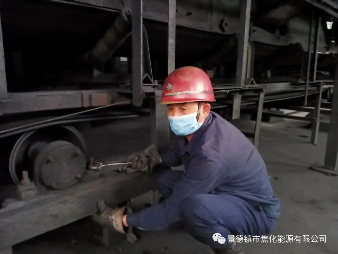 “老線這邊人手不夠，你們那邊有誰可以過來支援？”“好的，我馬上來?！甭牭竭@個消息時，羅國安剛剛結(jié)束新線的維修工作，但他二話不說，立即拿起維修包，投入到老線的維修工作當(dāng)中。每天工作10小時以上已經(jīng)成為抗疫期間的常態(tài)，雖然身體很疲憊，但是他沒有任何怨言，“確實(shí)很辛苦、很累，但現(xiàn)在正是特殊時期，只有保障公司生產(chǎn)經(jīng)營“不斷檔”，我們生活才能“不斷線”，恰恰我所在的運(yùn)輸廠就是承擔(dān)著焦炭煤炭運(yùn)輸?shù)闹匾氊?zé)，所以我更應(yīng)該恪盡職守，保障好這些設(shè)備的穩(wěn)定運(yùn)行?！?jpg